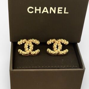 Vintage Chanel coco mark gold plated stud earring with faux pearls with box